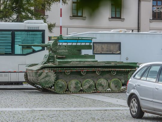 Filmowcy montują scenografię na Mieście Kazimierzowskim (zdjęcia)