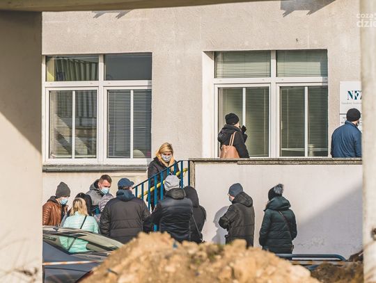Kolejka do poboru testów w Mazowieckim Szpitalu Specjalistycznym (zdjęcia)