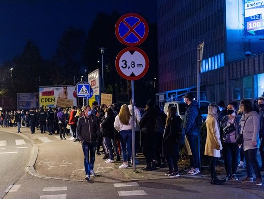 Strajk Kobiet - wtorkowy spacer obywatelski (zdjęcia)