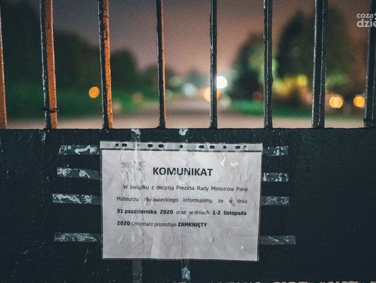 Zamknięty cmentarz na Firleju (zdjęcia)