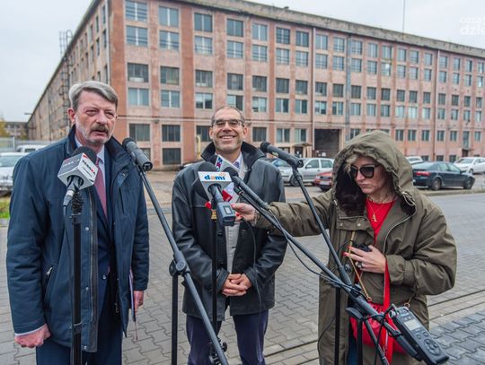 Nie chcą wyburzenia starej fabryki - konferencja pod budynkiem Fabryki Broni (zdjęcia)