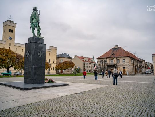 Liceum Kochanowskiego składa kwiaty z okazji 11 listopada (zdjęcia)