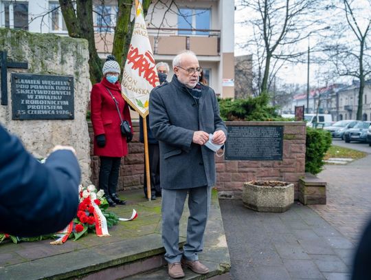 Złożenie kwiatów pod Pomnikiem Radomskiego Czerwca'76 przez NSZZ "Solidarność" (zdjęcia)