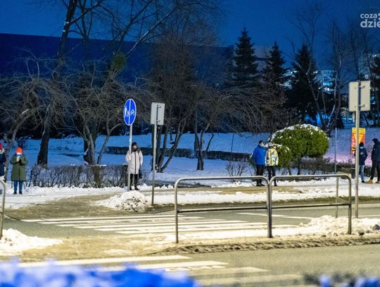 Lepienie kaczek ze śniegu oraz postawienie zniczy pod siedzibą PiS (zdjęcia)