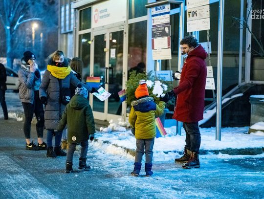 Protest Kobiet - Lepienie wielkiej kaczki ze śniegu (zdjęcia) Protest Kobiet - Lepienie wielkiej kaczki ze śniegu (zdjęcia)