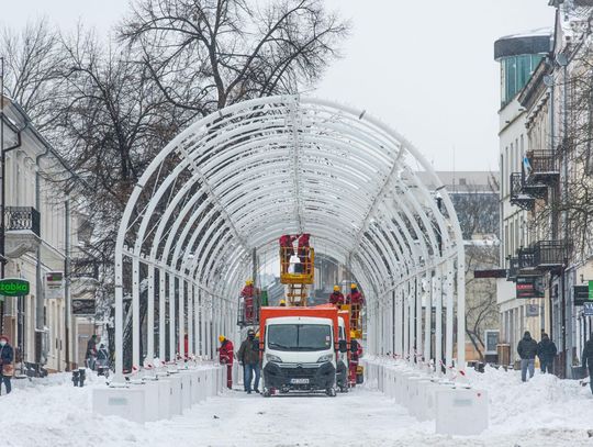 Demontaż tunelu świetlnego na deptaku (zdjęcia)
