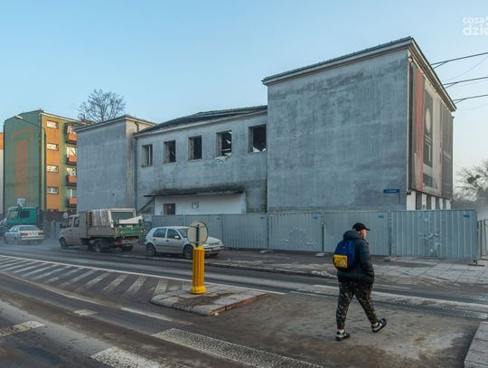 Wyburzanie dawnej części administracyjnej hali RZO (zdjęcia)