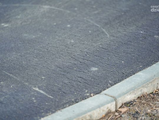 Pęknięcia w ścieżce rowerowej przy Wojska Polskiego (zdjęcia)