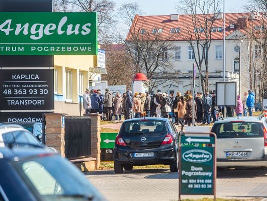 Kolejka do punktu szczepień przy ul. Lekarskiej (zdjęcia)