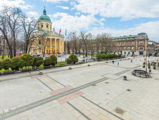 Połamane płyty na placu Konstytucji 3 Maja (zdjęcia)