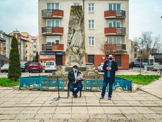 Happening i uroczyste złożenie kwiatów pod Pomnikiem Pamięci Żydów Radomia (zdjęcia)