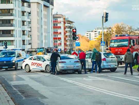 Stłuczka na rogu 11 Listopada i Żwirki i Wigury (zdjęcia)