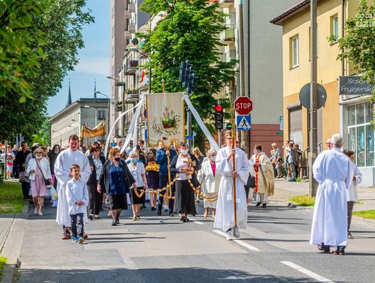 Procesja Bożego Ciała - parafia pw. Świętej Rodziny (zdjęcia)