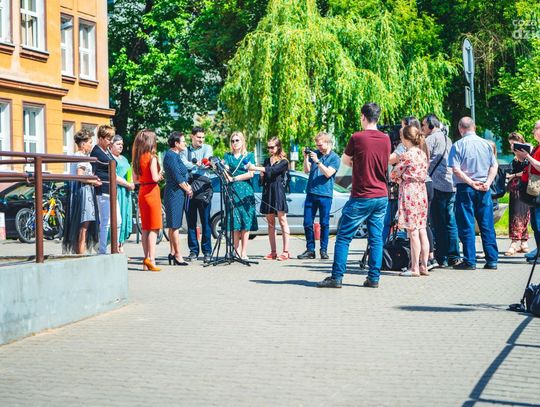 Briefing przed budynkiem PSP 28 poświęcony projektowi miasta i UTH (zdjęcia)