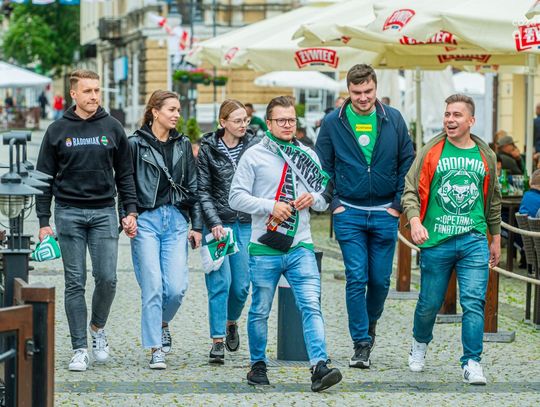 Radomiak Radom - Korona Kielce. Kibice oglądali mecz na placu Jagiellońskim (zdjęcia)
