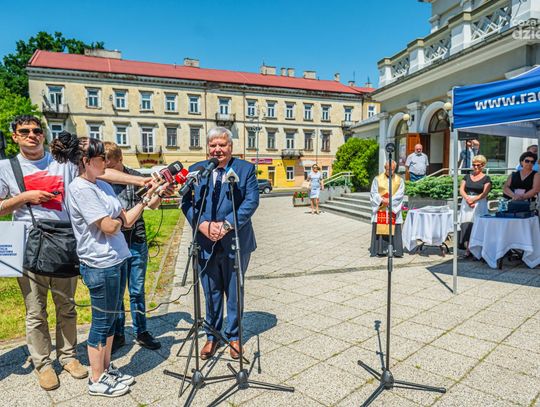 Karetki dla Radomskiej Stacji Pogotowia Ratunkowego (zdjęcia)