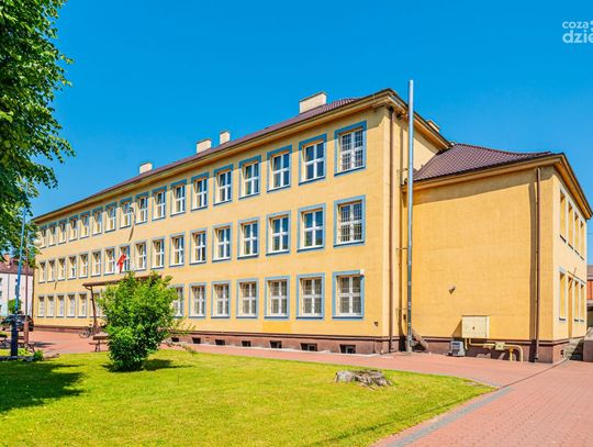 Podpisanie umowy na budowę hali przy LO im. M. Dąbrowskiej w Pionkach (zdjęcia)