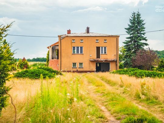 Wyburzanie domów w okolicy lotniska (zdjęcia)