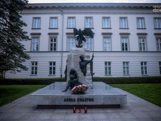Złożenie kwiatów pod pomnikiem Armii Krajowej (zdjęcia)