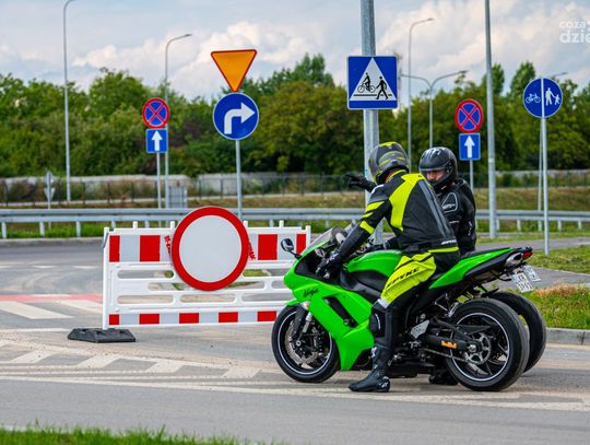 Gwarancyjna wymiana nawierzchni jezdni części ronda kozienickiego (zdjęcia)