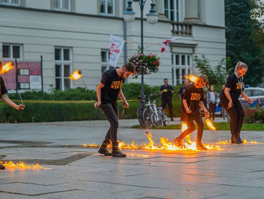 X Międzynarodowy Festiwal Artystów Ulicznych i Precyzji - niedzielne pokazy z ogniem (zdjęcia)