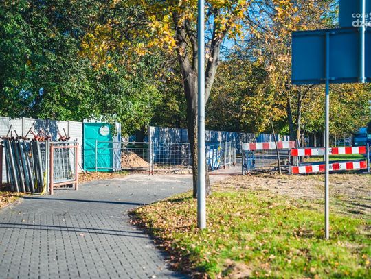 Podwójny płot przy cmentarzu od ul. Maratońskiej (zdjęcia)