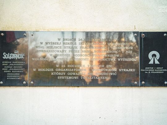 Złożenie kwiatów z okazji 40 rocznicy strajku akademickiego w WSI (zdjęcia)