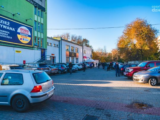 Kolejki do punktów wymazowych (zdjęcia)