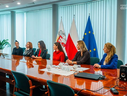 Akademia Przedsiębiorczych Kobiet w American Corner - konferencja (zdjęcia)