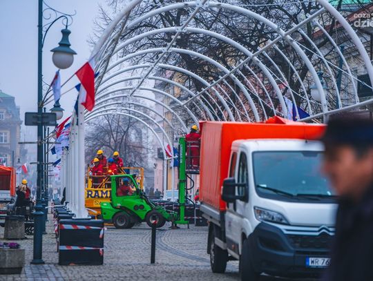 Montaż świątecznej iluminacji na deptaku (zdjęcia)