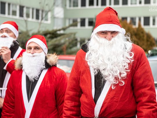 Radosne spotkanie Mikołajów pod Mazowieckim Szpitalem Specjalistycznym na Józefowie (zdjęcia) Radosne spotkanie Mikołajów pod Mazowieckim Szpitalem Specjalistycznym na Józefowie (zdjęcia)