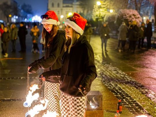 Mikołajkowy pokaz Fajroshow na deptaku (zdjęcia)