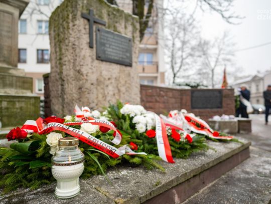 Złożenie kwiatów w 40. rocznicę stanu wojennego (zdjęcia) Złożenie kwiatów w 40. rocznicę stanu wojennego (zdjęcia)