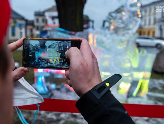 Pokaz rzeźbienia w lodzie figury  św. Mikołaja i tronu (zdjęcia)