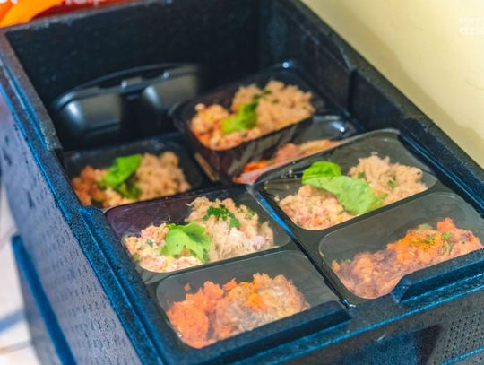 Wolontariusze rozdawali paczki (zdjęcia) Wolontariusze rozdawali paczki (zdjęcia)