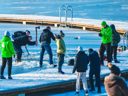 Świąteczne morsowanie nad zalewem na Borkach (zdjęcia)