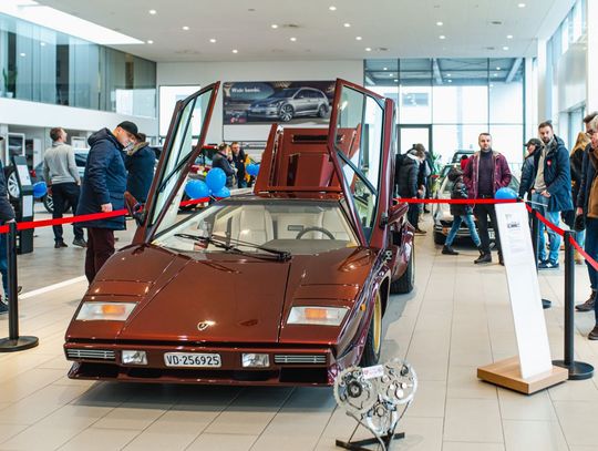 30. Finał WOŚP. Wystawa Lamborgini i Radomskich Klasyków w salonie Ster (zdjęcia)