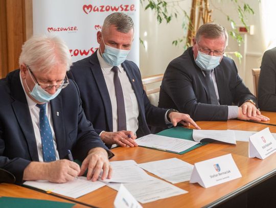 Podpisanie umowy na przebudowę drogi powiatowej Zwoleń - Kazanów (zdjęcia) 