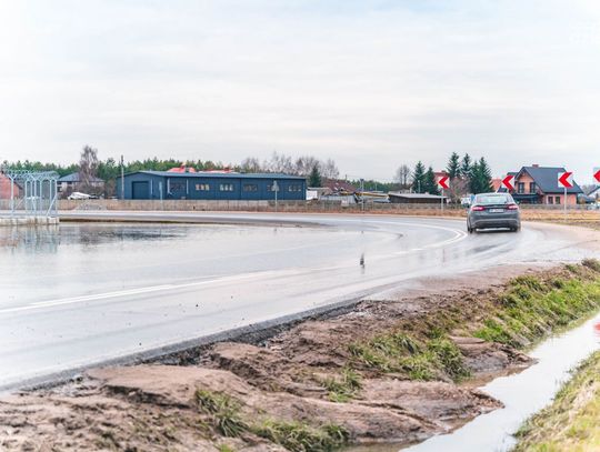 Zalana droga przy lotnisku (zdjęcia) Zalana droga przy lotnisku (zdjęcia)