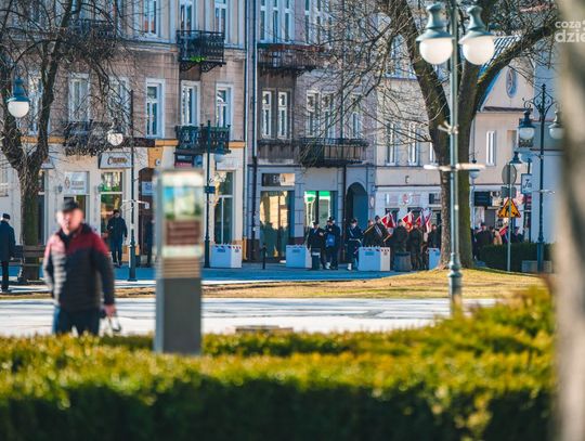 Złożenie kwiatów pod pomnikiem Armii Krajowej (zdjęcia) Złożenie kwiatów pod pomnikiem Armii Krajowej (zdjęcia)