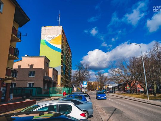 Zerwany fragment ocieplenia bloku przy ul. Struga (zdjęcia)