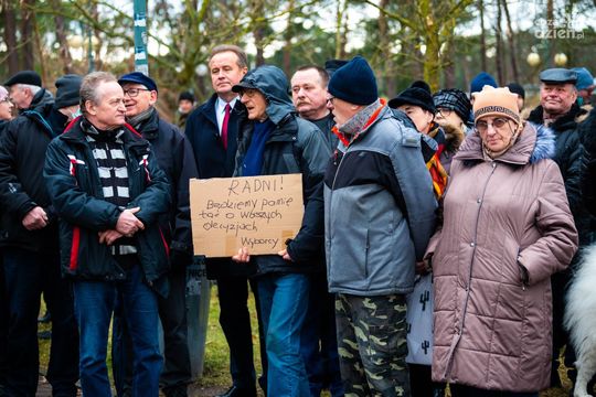 Protest mieszkańców Kozienic przeciw wyprzedaży terenów zielonych Protest mieszkańców Kozienic przeciw wyprzedaży terenów zielonych