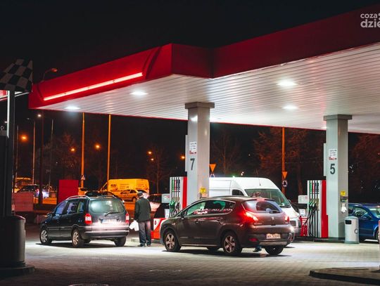 Kolejki na stacjach paliw (zdjęcia)