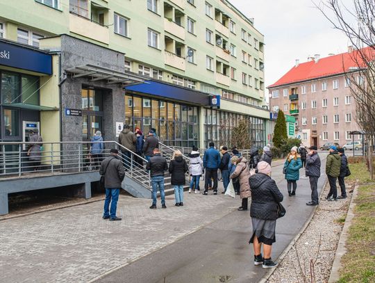 Kolejki do banków w Radomiu (zdjęcia)