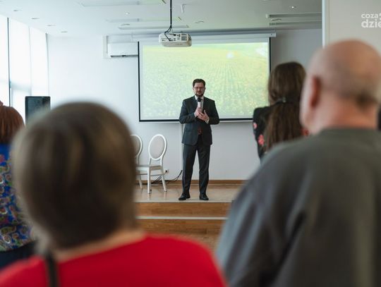 "Kobiety widziane oczami kobiet" - wystawa w Centrum Aktywności Seniora (zdjęcia) "Kobiety widziane oczami kobiet" - wystawa w Centrum Aktywności Seniora (zdjęcia)