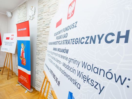 Podpisanie umów na przebudowę dwóch dróg na terenie gminy Wolanów (zdjęcia)