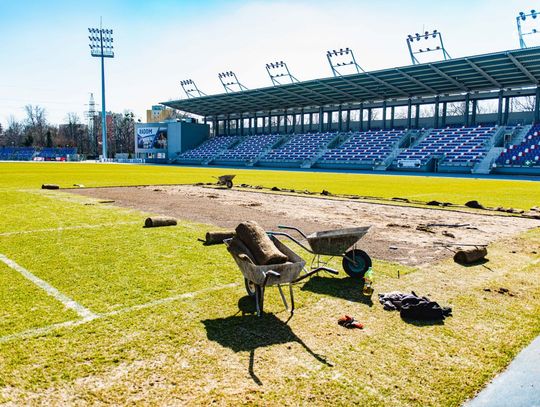 Remont murawy na stadionie przy Narutowicza (zdjęcia) Remont murawy na stadionie przy Narutowicza (zdjęcia)