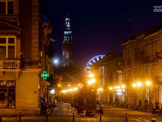 Koło widokowe na rynku nocą (zdjęcia)