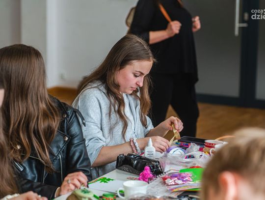 Wielkanocne warsztaty w Centrum Aktywności Seniora. Gośćmi licealiści z V LO (zdjęcia) Wielkanocne warsztaty w Centrum Aktywności Seniora. Gośćmi licealiści z V LO (zdjęcia)