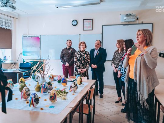 Malowanie pisanek w X LO (Zdjęcia)